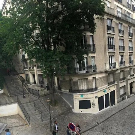 Beautiful And Bright In Montmartre París