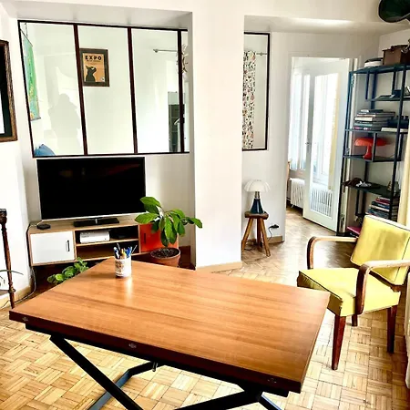 Beautiful And Bright In Montmartre Apartment